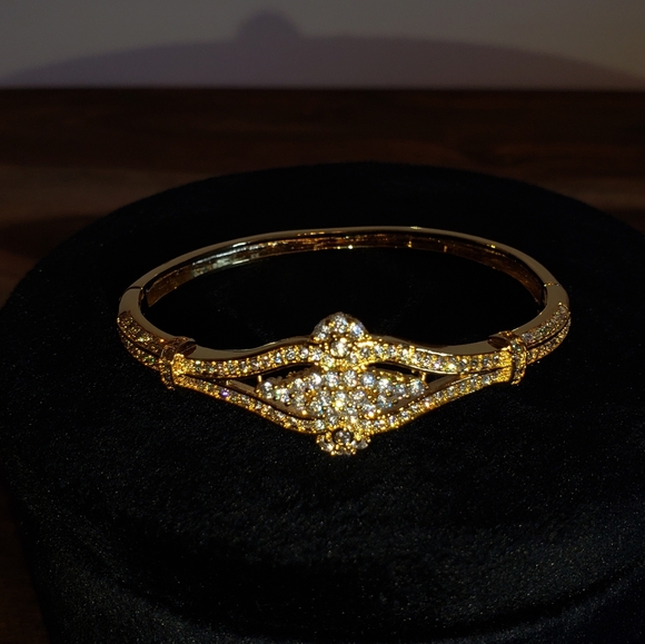 18K Gold Plated Bangle Bracelet - Picture 10 of 12